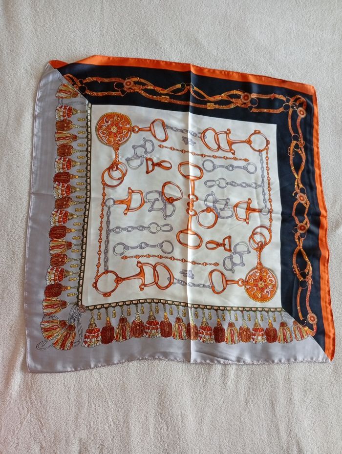 Carré en soie multi-usages - photo numéro 3