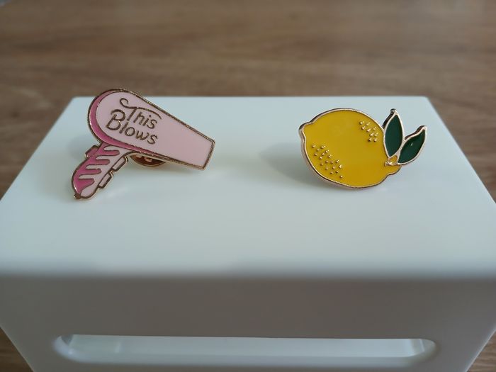 🍋💨 Lot 6 – pins Citron & sèche-cheveux rose