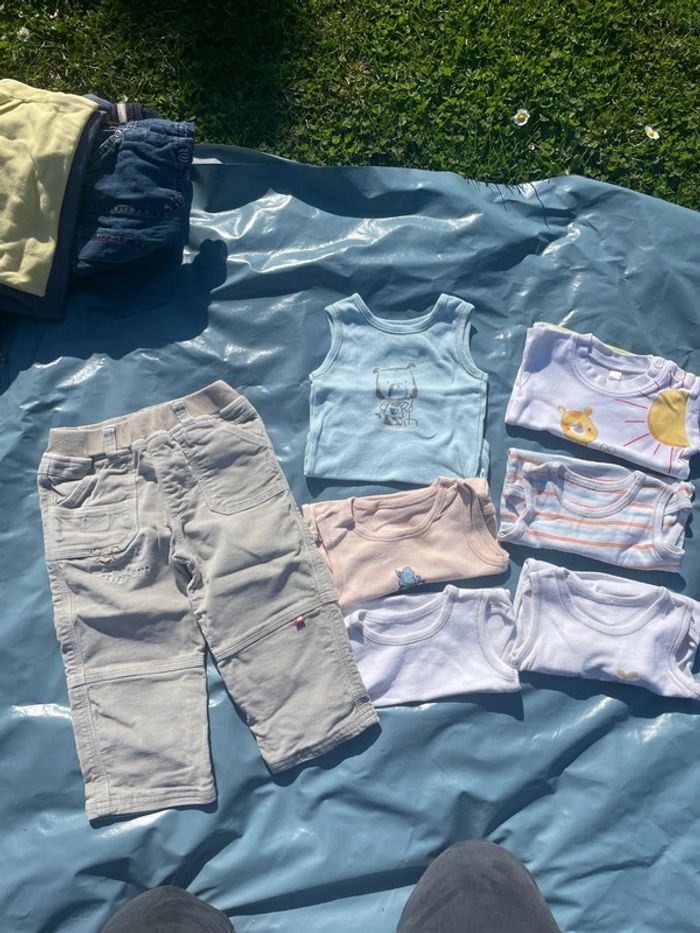 Lot vêtements bodys 24 mois