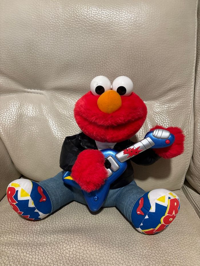 Peluche Elmo rockeur