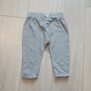Pantalon détente gris brillant. Fille 18 mois. Marque Kiabi