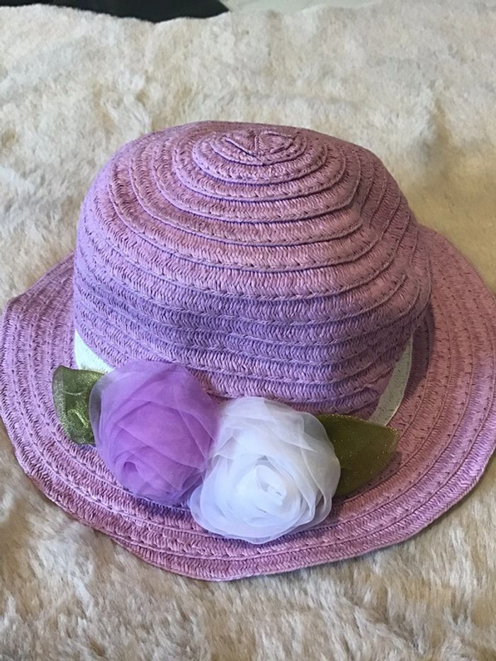 Très jolie chapeau taille 53 soit 3/5 ans lilas avec fleurs (0623) - photo numéro 2