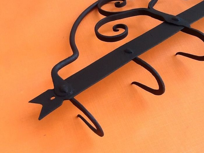 Support mural XIXème à Cochonnaille (XIXème) Fer forgé à décor motifs de volutes - photo numéro 4