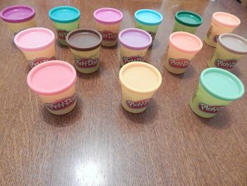 14 pots de pâte à modeler playdoh