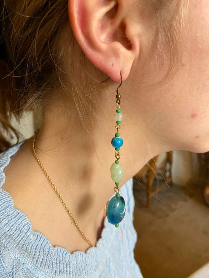 Paire de longues boucles d’oreilles pendantes perles bleues et vertes