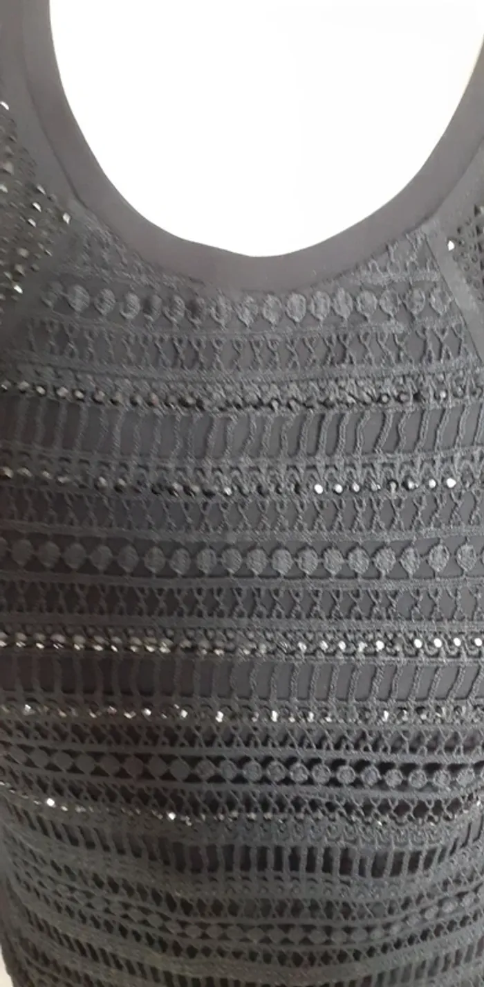 Joli haut noir avec dentelle et strass noir. - photo numéro 5