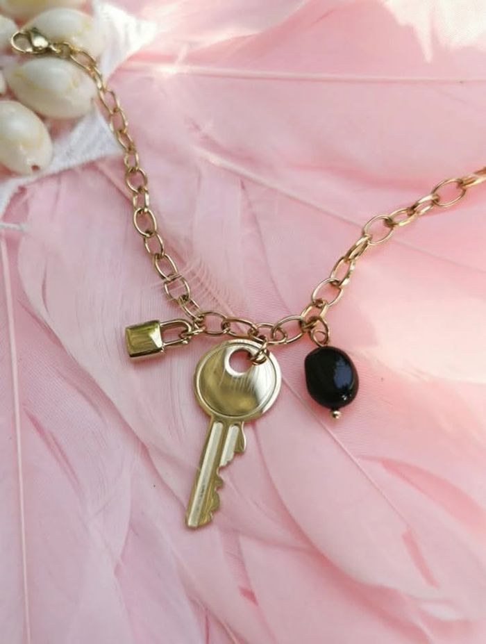 Bracelet mailles larges réglable acier inoxydable or breloques xl clef cadenas perle noire - photo numéro 6