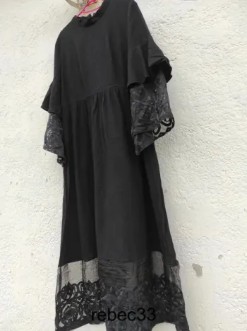 Robe longue noir  manches à volants dentelle
