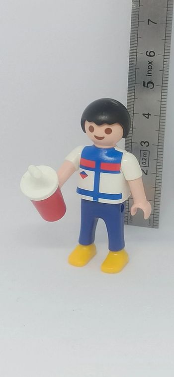Enfant garçon avec gobelet playmobil