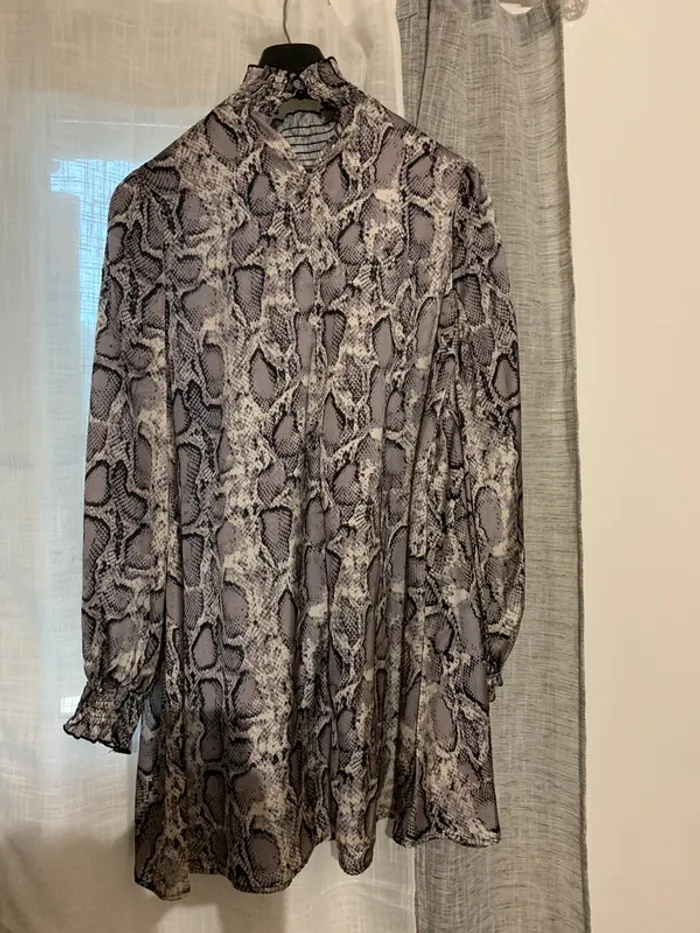 Robe tunique python à manches bouffantes