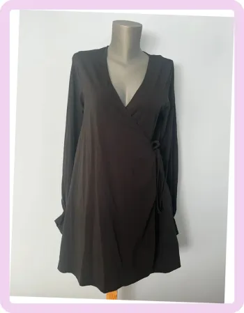 Robe Noire Kimono Cos – Élégance et Simplicité 🖤