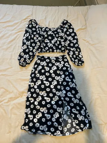 Ensemble jupe à fente et top à fleur