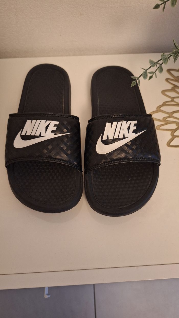 Claquettes Nike Benassi blanche et noire