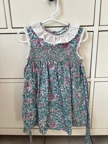 Robe à col volante