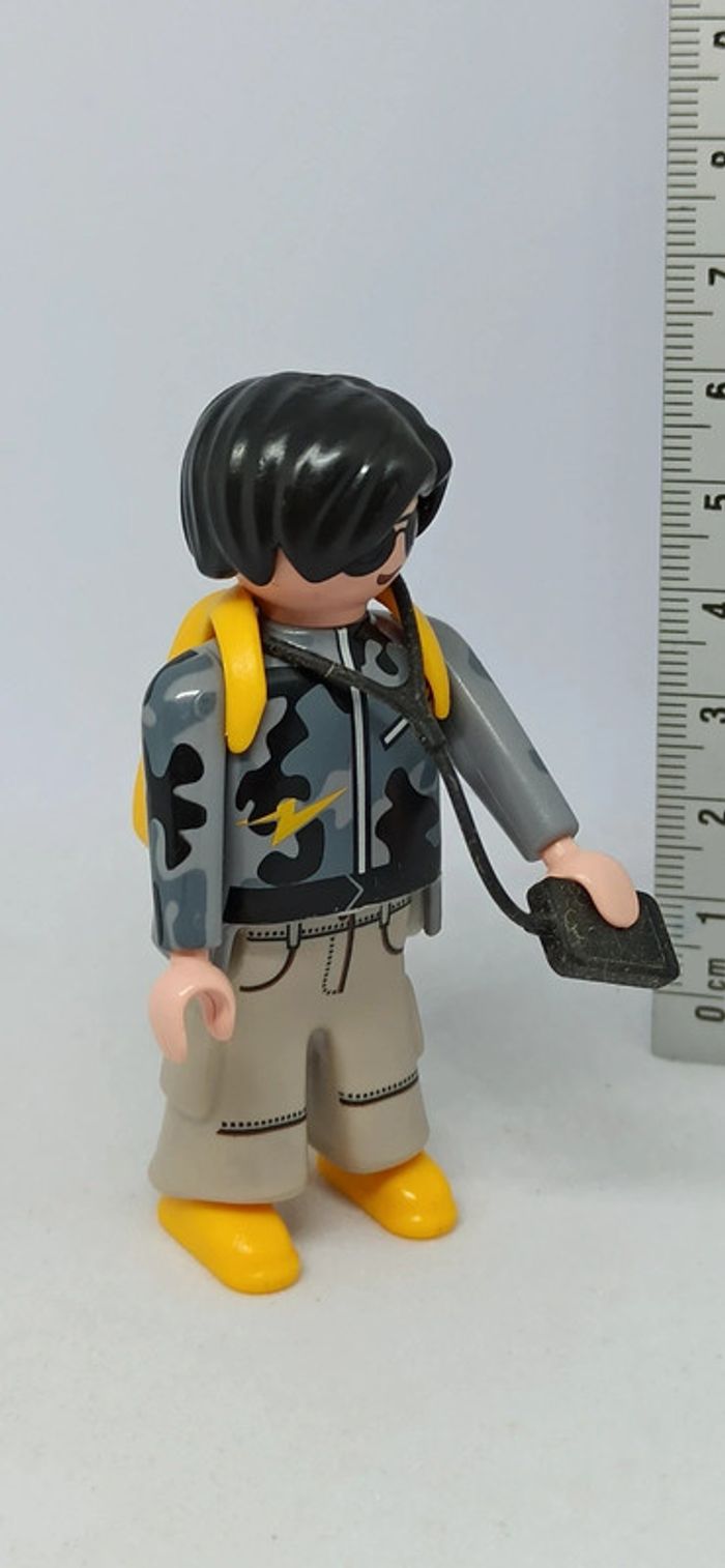 Homme avec sac à dos et accessoire playmobil - photo numéro 3