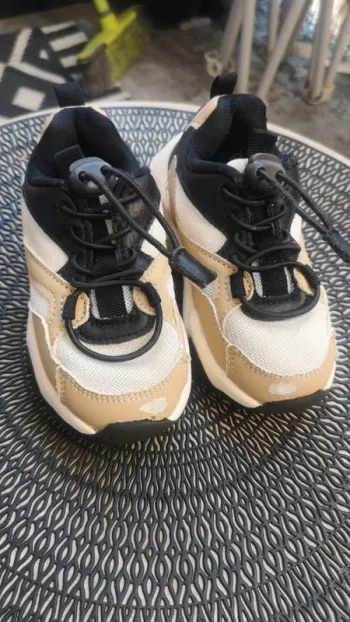 Basket taille 24 noir & beige