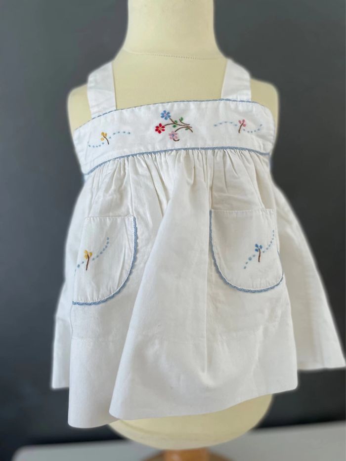 Petite robe bébé brodée
