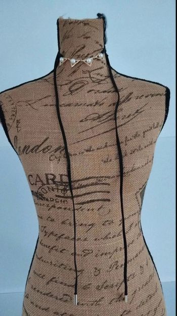 Collier ras  de cou  triangle  dore perles  noir