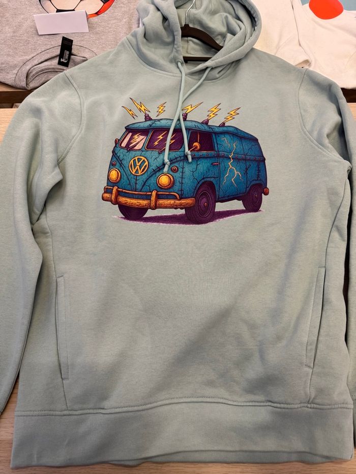 Sweat shirt vert a capuche avec dessin combi