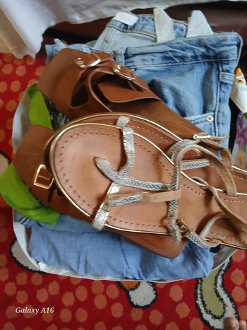 Un grand lot vêtements femme 40 et sandales en cuir 