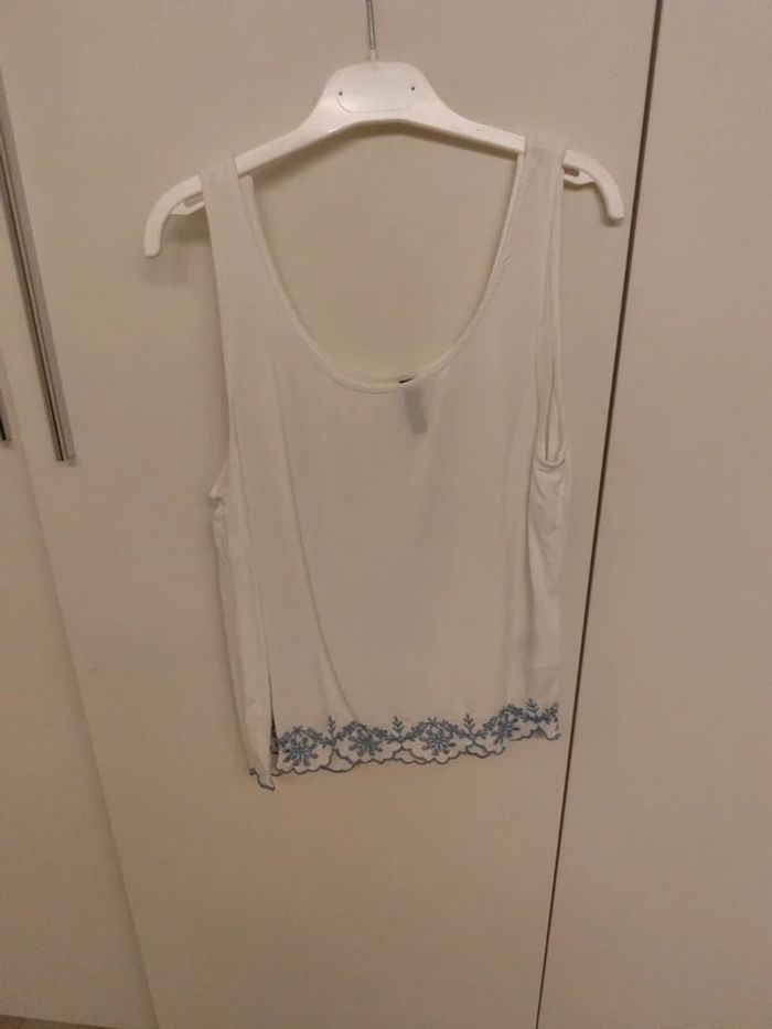 Débardeur blanc avec broderie bleue sur le bas – Été
