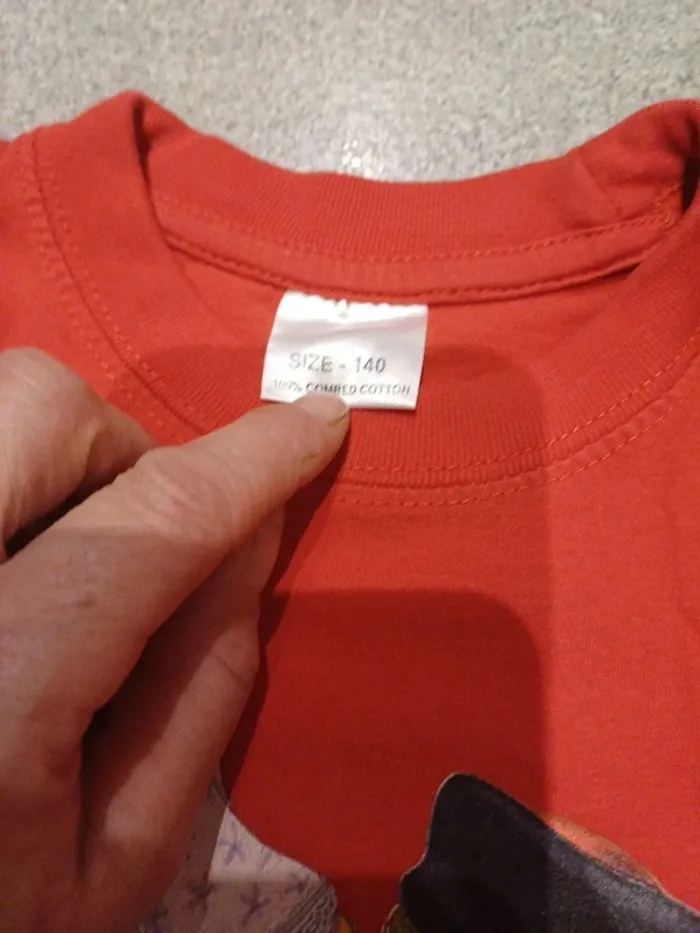 Joli Tee shirt rouge motifs 10 ans neuf - photo numéro 3