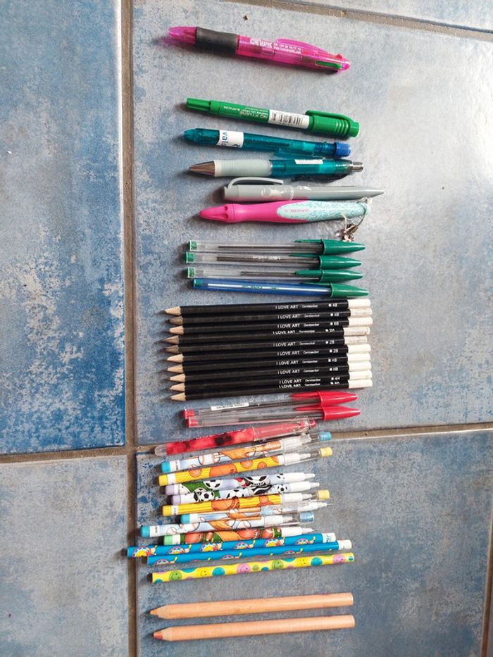 Fournitures scolaires: Stylo, crayons