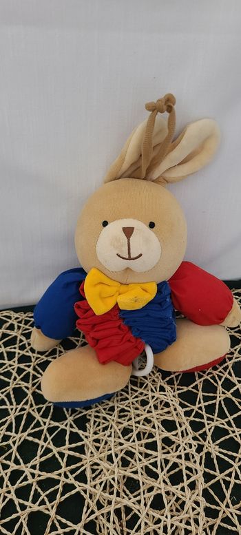 Doudou musical accordéon lapin bleu rouge IKEA