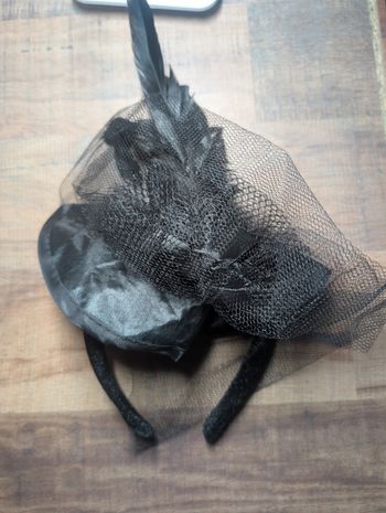 serre-tête mini chapeau avec voile en plumes noires