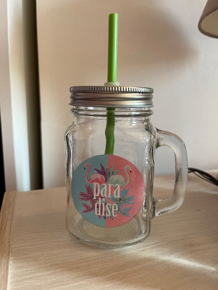 Mug en verre avec paille