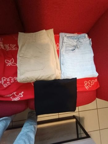 Lot comprenant 
- une jupe noir de marque Gérard Pasquier en taille 40, 
- un pantalon cargos marron crème de marque Primark Care en taille 40 - un jeans bleu clair de marque Primark Care en taille 40