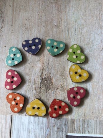 Lot 10 boutons coeur bois arc en ciel