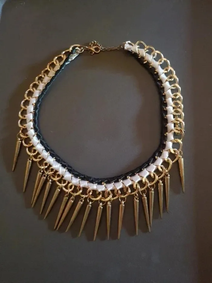 Collier. femme doré, blanc .40 cm Neuf sans étiquette