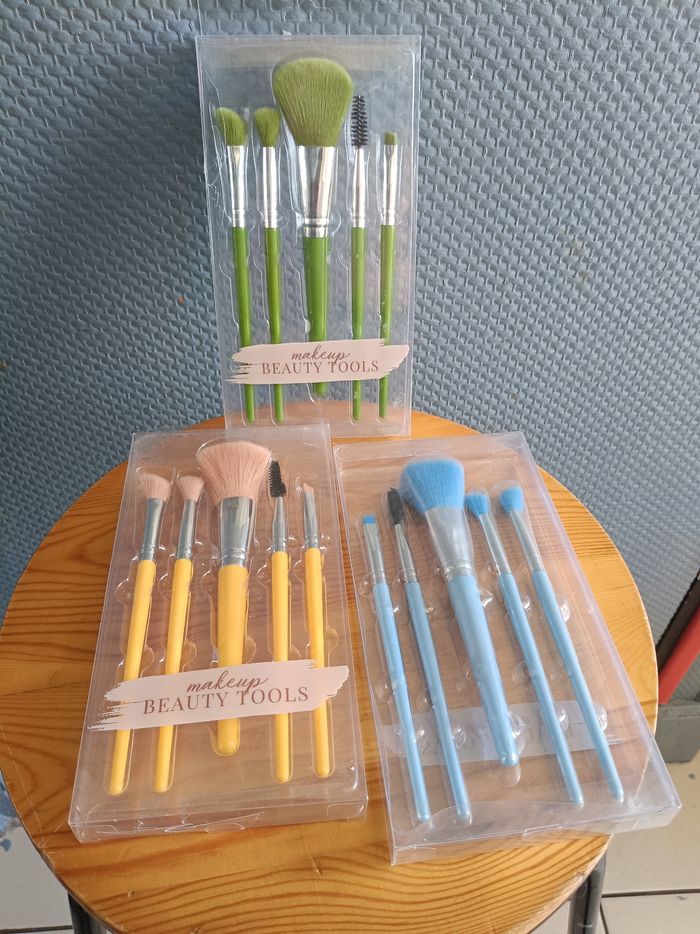 Lots de 15 pinceaux de maquillage.