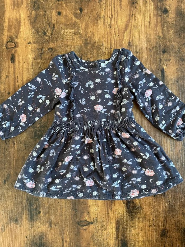 Robe grise foncée à fleurs / roses