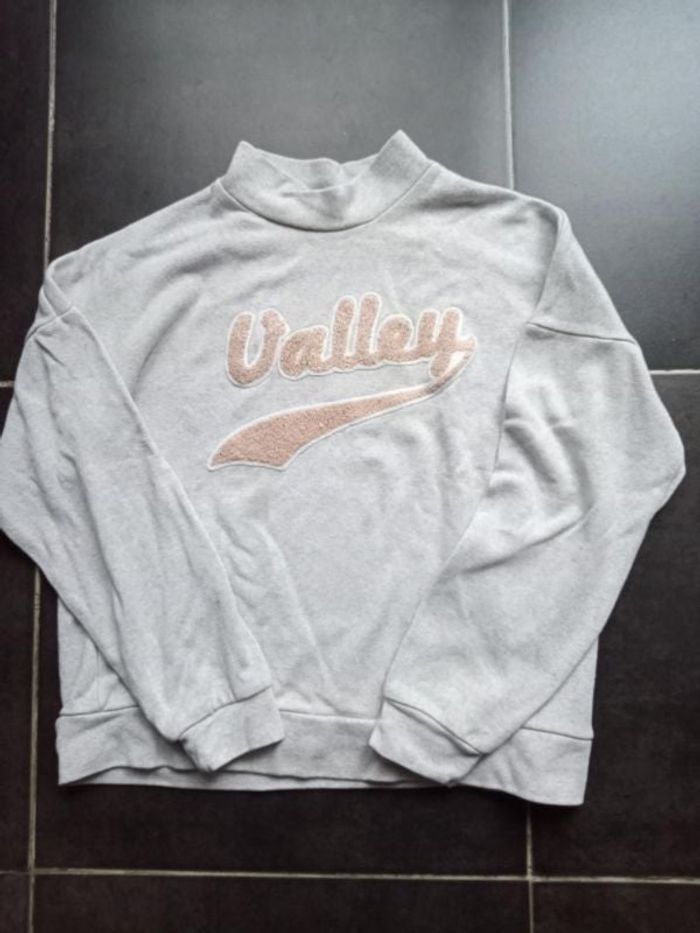 pull fille 12 ans bon état, petite couture décousue (voir photo)