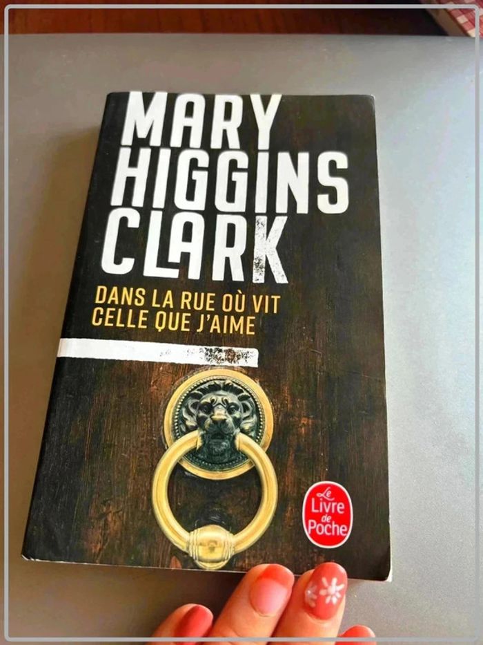 Dans la rue ou vis celle que j'aime de Mary Higgins Clark