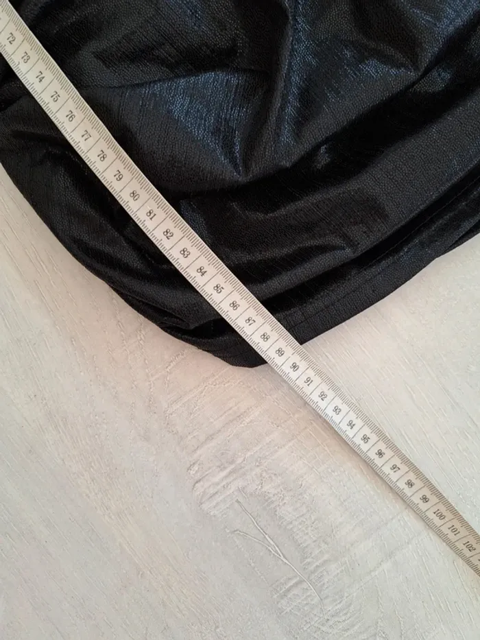 Robe noire brillante - In Vogue - taille M - ajustée - décolleté plongeant en V - robe soirée - photo numéro 4