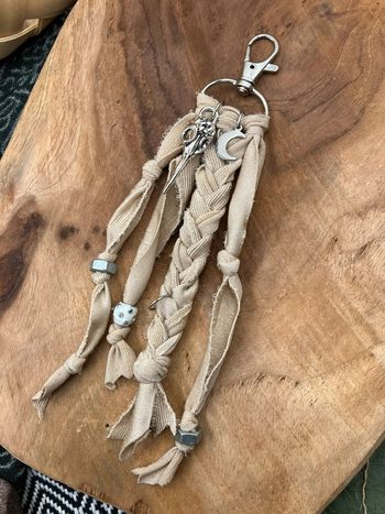 SOLDE -25% Porte-clé ou bijou de sac avec crâne de corbeau et écrou