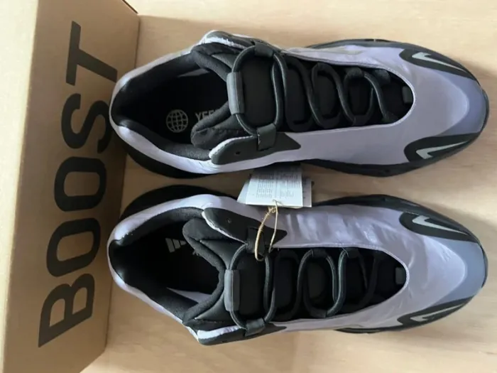 Yeezy Boost 700 Mnvn 45,5 - photo numéro 2
