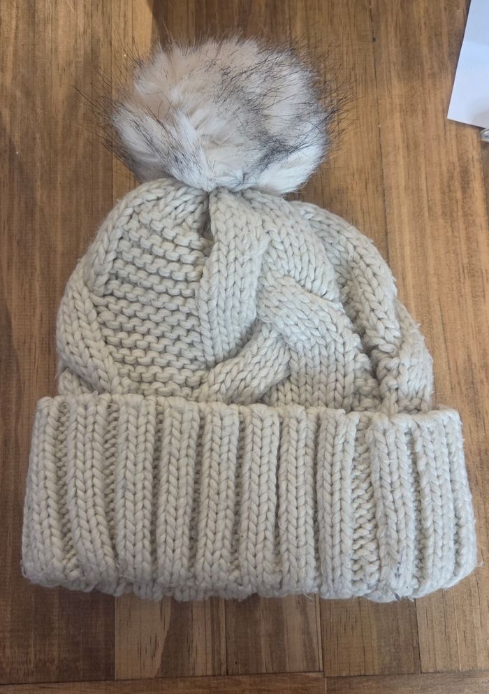 Bonnet torsadé H&M crème avec pompon en fausse fourrure  – taille unique – excellent état - photo numéro 4