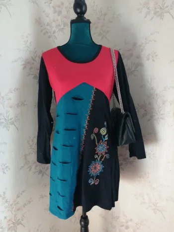 Robe noire à manches longues avec broderies et déchirures / sans marque / (M)