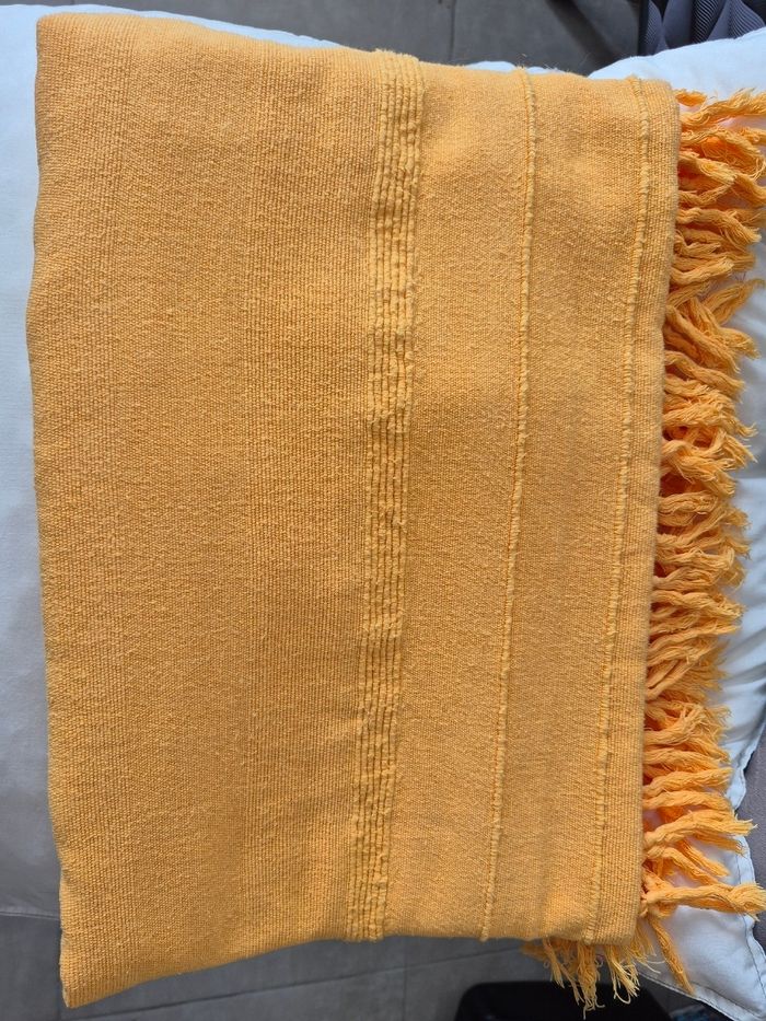 Plaid jaune pour canapé 2 places en très bon état