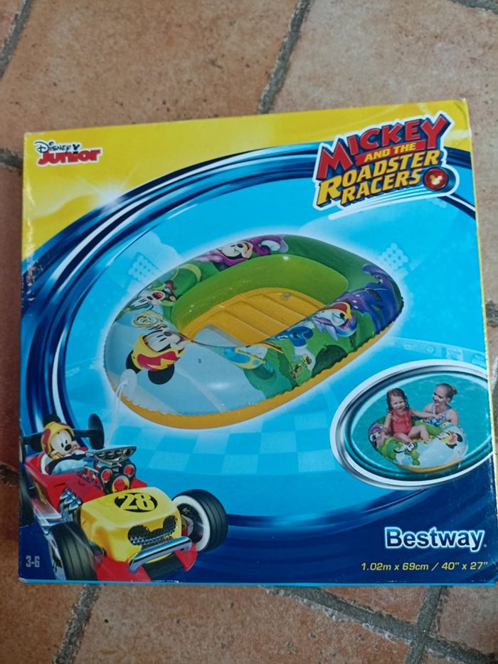 Bateau gonflable mickey