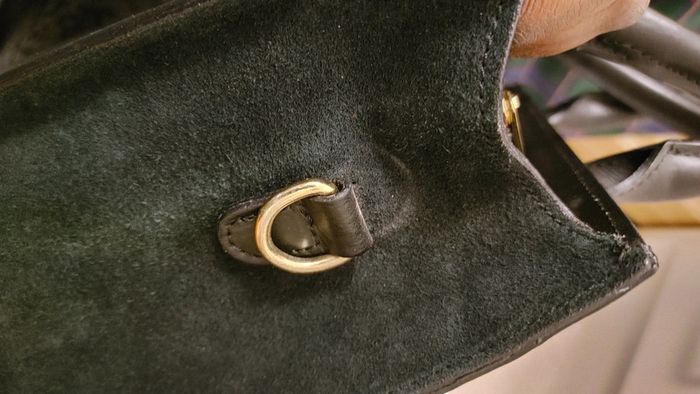 Sac à main rigide minimaliste en cuir et daim noir - photo numéro 11