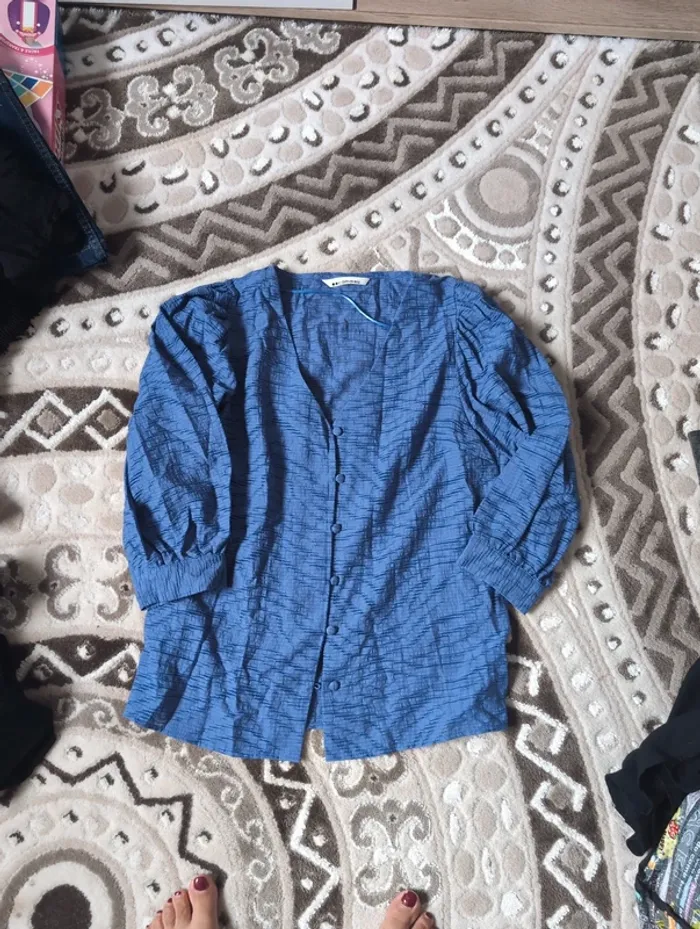 Chemise bleu avec manches boufantes