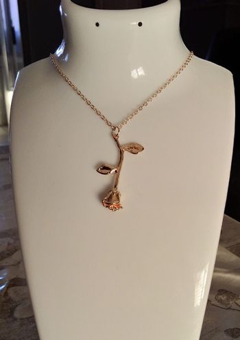 Collier fleur suspendue coloris or rose