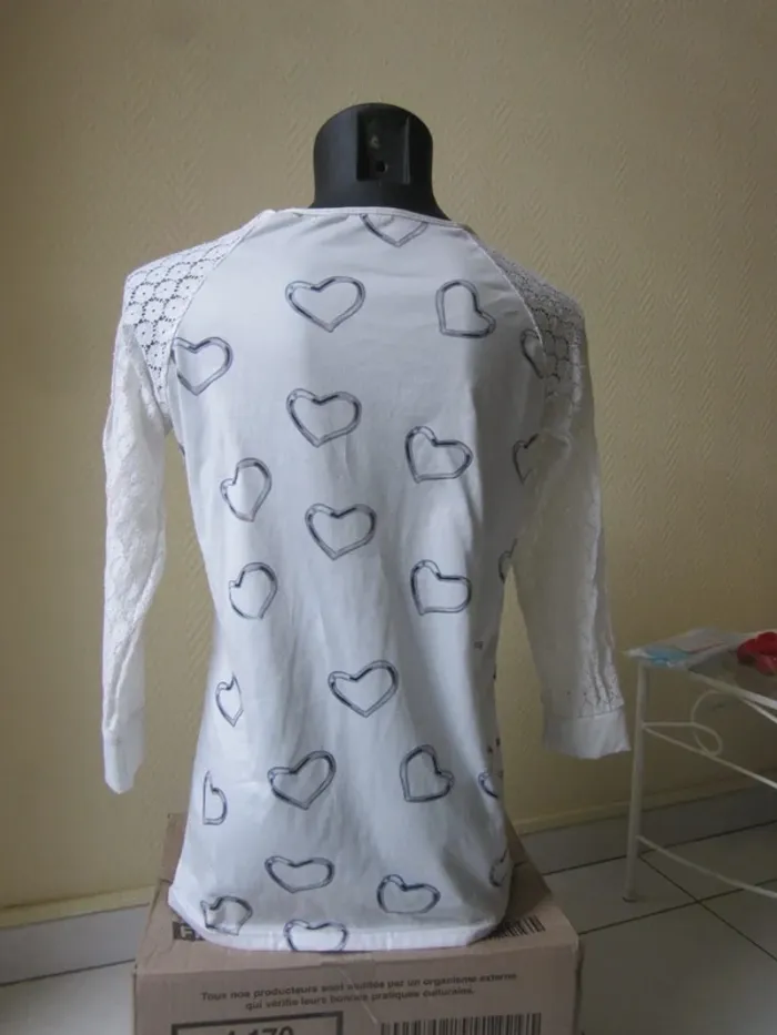 Tee shirt manches longues avec dentelles et des coeurs / Taille 38 - photo numéro 7