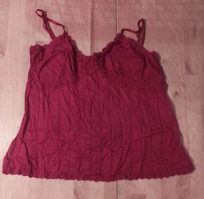 Joli débardeur rouge détail dentelle