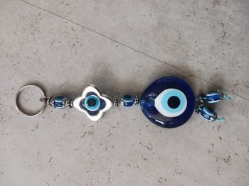 porte clés argenté metal et bleu